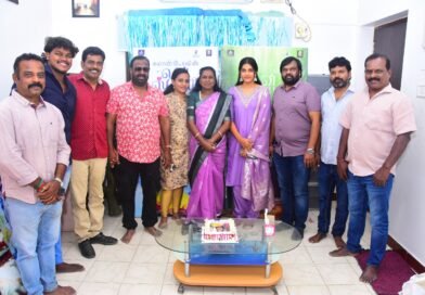 ‘கமாண்டோவின் லவ் ஸ்டோரி’ படக்குழுவினர் இன்று நடிகை வாழை ஜானகி பிறந்தநாளை, கேக் வெட்டி கொண்டாடினார்கள்.