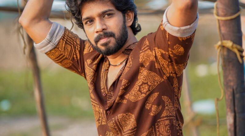 சின்னத்திரையில் இருந்து சினிமாவுக்கு… வித்தியாசமான கதைகளில் கலக்கி வரும் குமரன்!