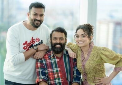 வோண்டாகர்ள், திவா சாவேஜ், எட் ஷீரன் உள்ளிட்ட சர்வதேச இசை கலைஞர்களுடன் இணைந்து பணியாற்றிய பாப் நட்சத்திர பாடகி தீ (DHEE), தனது புதிய இசை ஆல்பமான வாரி வாரி (VARI VARI)யை வெளியிடுகிறார்.