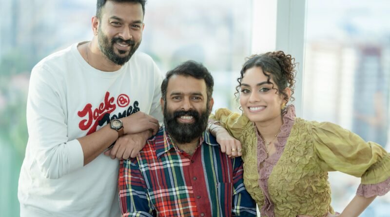 வோண்டாகர்ள், திவா சாவேஜ், எட் ஷீரன் உள்ளிட்ட சர்வதேச இசை கலைஞர்களுடன் இணைந்து பணியாற்றிய பாப் நட்சத்திர பாடகி தீ (DHEE), தனது புதிய இசை ஆல்பமான வாரி வாரி (VARI VARI)யை வெளியிடுகிறார்.