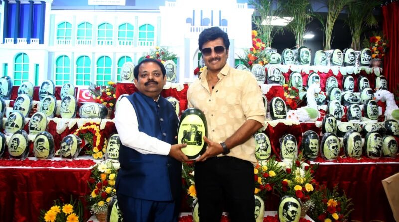 சென்னைஸ் அமிர்தா இன்டர்நேஷனல் இன்ஸ்டிடியூட் ஆஃப் ஹோட்டல் மேனேஜ்மென்ட் மாணவர்களின் கைவண்ணத்தில் மாண்புமிகு முதலமைச்சர் திரு.ச. ஜோசப் விஜய் அவர்களை கௌரவப்படுத்தும் பிரமாண்ட நிகழ்ச்சி நடிகர் சஞ்சீவ் மற்றும் சென்னைஸ் அமிர்தா கல்விக்குழும நிறுவனர் பூமிநாதன் ஆகியோர் முன்னிலையில் நடைபெற்றது.