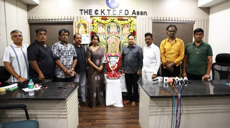 சென்னை செங்கல்பட்டு காஞ்சிபுரம் திருவள்ளூர் மாவட்ட திரைப்பட விநியோகஸ்தர்கள் சங்கம் சார்பில் மறைந்த தலைவர் கே.ராஜன் திருவுருவப் படத் திறப்பு மற்றும் நினைவேந்தல் கூட்டம்: தயாரிப்பாளர் டாக்டர் ஐசரி கே.கணேஷ் தலைமையில் திரையுலகினர் நெகிழ்ச்சி அஞ்சலி! சென்னை செங்கல்பட்டு காஞ்சிபுரம் திருவள்ளூர் மாவட்ட திரைப்பட விநியோகஸ்தர்கள் சங்கம் சார்பில் மறைந்த தலைவர் கே.ராஜன் திருவுருவப் படத் திறப்பு மற்றும் நினைவேந்தல் கூட்டம்: தயாரிப்பாளர் டாக்டர் ஐசரி கே.கணேஷ் தலைமையில் திரையுலகினர் நெகிழ்ச்சி அஞ்சலி!