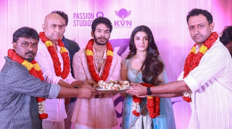 பேஷன் ஸ்டுடியோஸ் மற்றும் கேவிஎன் புரொடக்ஷன்ஸ் வழங்கும், அறிமுக இயக்குநர் அசோக் இயக்கத்தில், இயக்குநர் ஷங்கரின் மகன் அர்ஜித் ஷங்கர் கதாநாயகனாக அறிமுகமாகும் ‘லவ்வர் பாய்’ திரைப்படத்தில் கிருத்தி ஷெட்டி கதாநாயகியாக இணைந்துள்ளார்!!