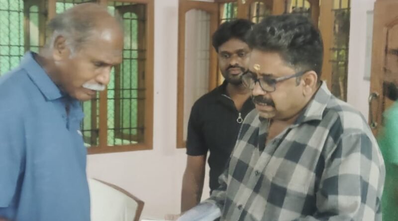 புதுச்சேரி முதலமைச்சரைச் சந்தித்து ‘சினிமாவின் ஆன்மா’ நூலை வழங்கினார் இயக்குநர் சீனு ராமசாமி: பள்ளிக் கல்வித்துறை மூலம் நடவடிக்கை எடுக்கப்படும் என முதல்வர் உறுதி!