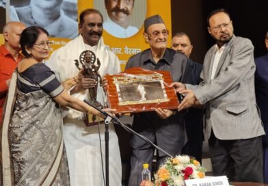 இந்தியாவில் இலக்கியத்துக்கு உயர்ந்தபட்சமாக வழங்கப்படும் ஞானபீட விருது இந்த ஆண்டு கவிஞர் வைரமுத்துவுக்கு வழங்கப்பட்டிருக்கிறது. 25ஆண்டுகளுக்குப் பிறகு தமிழ் மொழி பெற்றிருக்கும் மூன்றாவது ஞானபீட விருது இதுவாகும்.