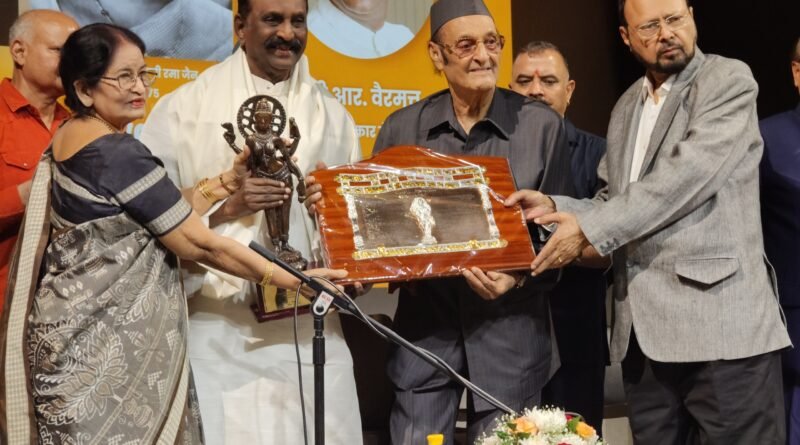 இந்தியாவில் இலக்கியத்துக்கு உயர்ந்தபட்சமாக வழங்கப்படும் ஞானபீட விருது இந்த ஆண்டு கவிஞர் வைரமுத்துவுக்கு வழங்கப்பட்டிருக்கிறது. 25ஆண்டுகளுக்குப் பிறகு தமிழ் மொழி பெற்றிருக்கும் மூன்றாவது ஞானபீட விருது இதுவாகும்.
