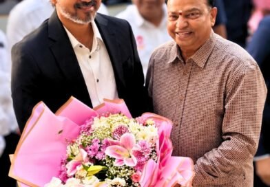 தமிழ்நாடு ஒலிம்பிக் சங்க தலைவரும் வேல்ஸ் பல்கலைக்கழக நிறுவன வேந்தருமான டாக்டர் ஐசரி கே கணேஷ் முதலமைச்சர் திரு.சி. ஜோசப் விஜய் அவர்களை பூங்கொத்து கொடுத்து வரவேற்றார்.